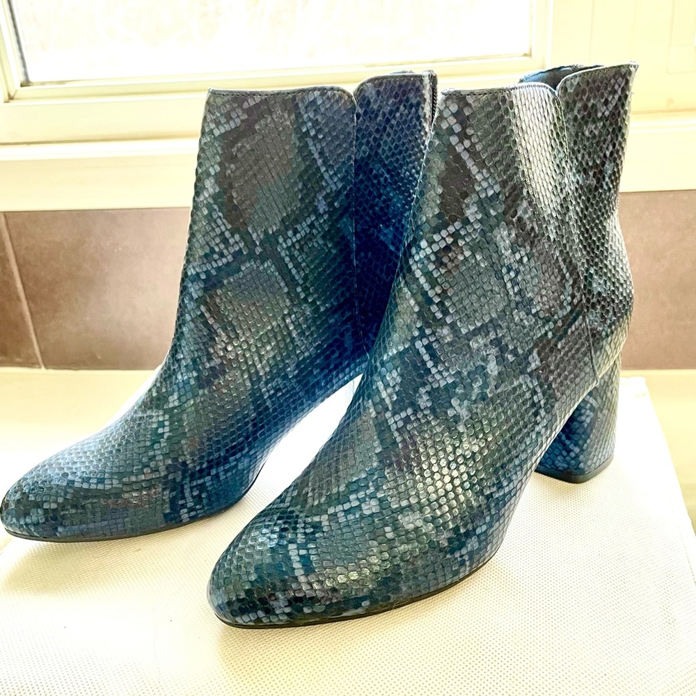 New old stock Old Navy blue faux snake boots
